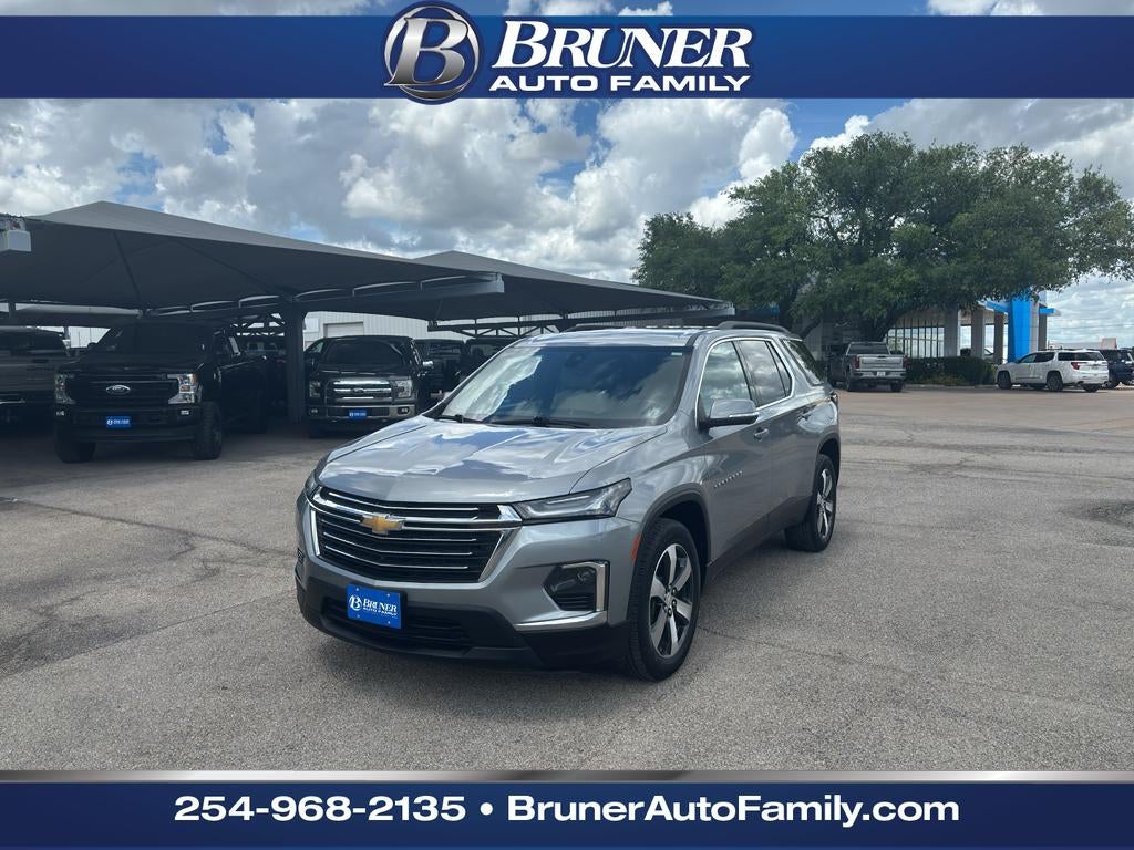 2023 Chevrolet Traverse FWD LT Leather in Sterling Gray Metallic — front three-quarter view