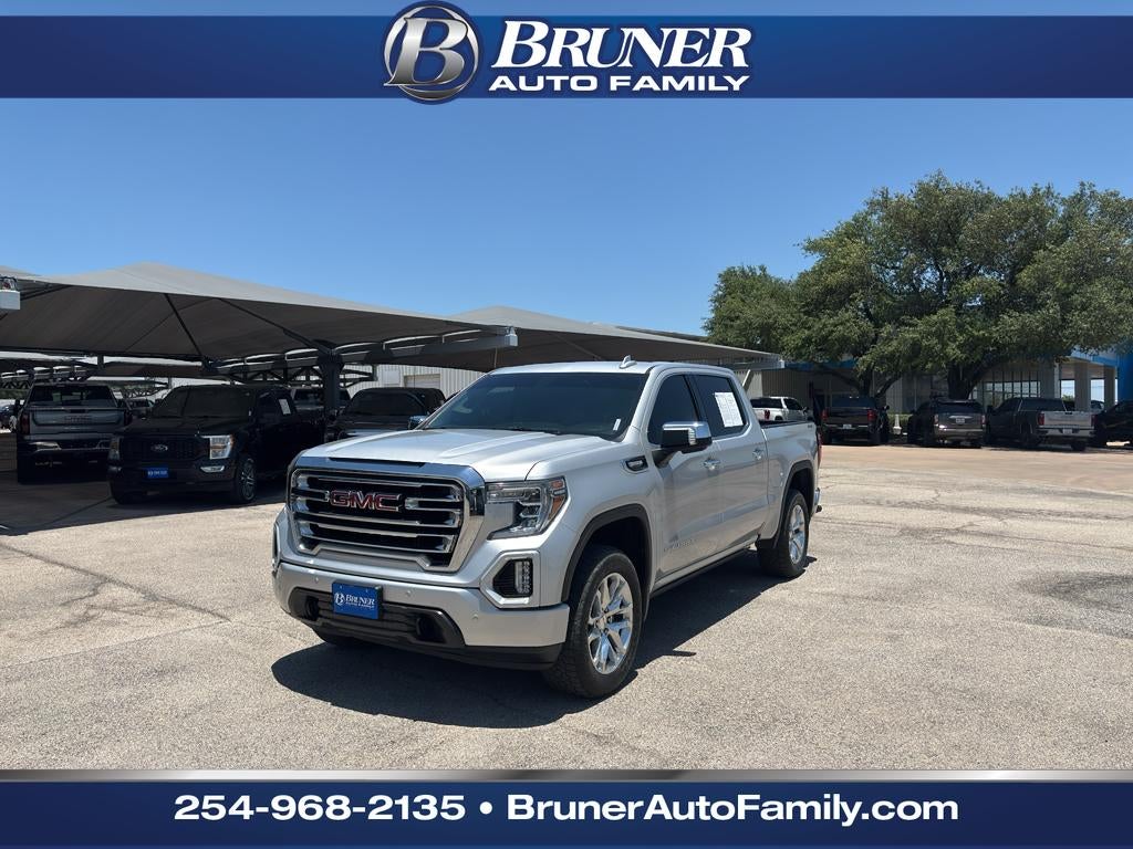 2020 GMC Sierra 1500 4WD Crew Cab Short Box SLT in Quicksilver Metallic — front three-quarter view